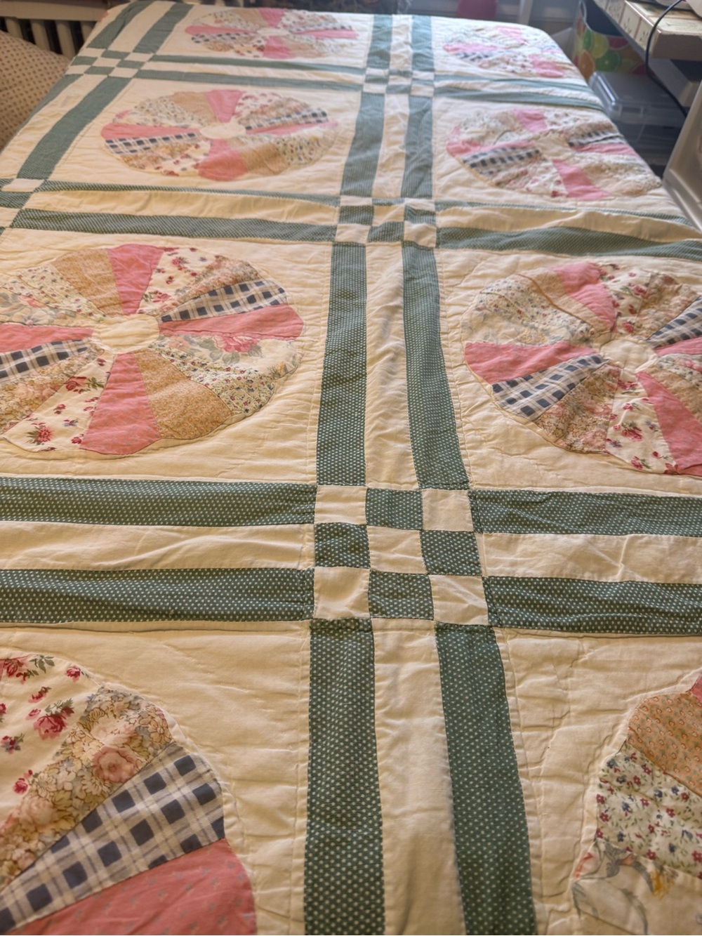 Dresden Plate patchwork quilt.